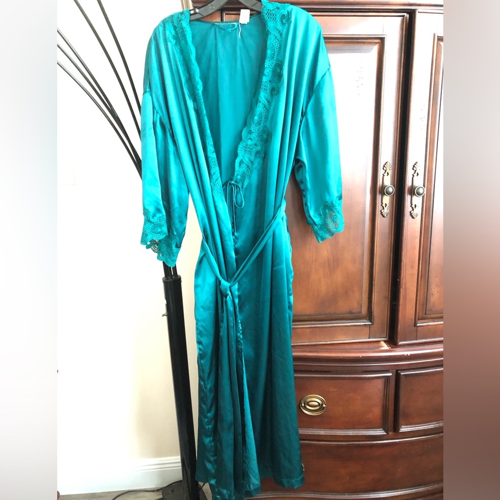 Elegant Green Lace Trim Robe